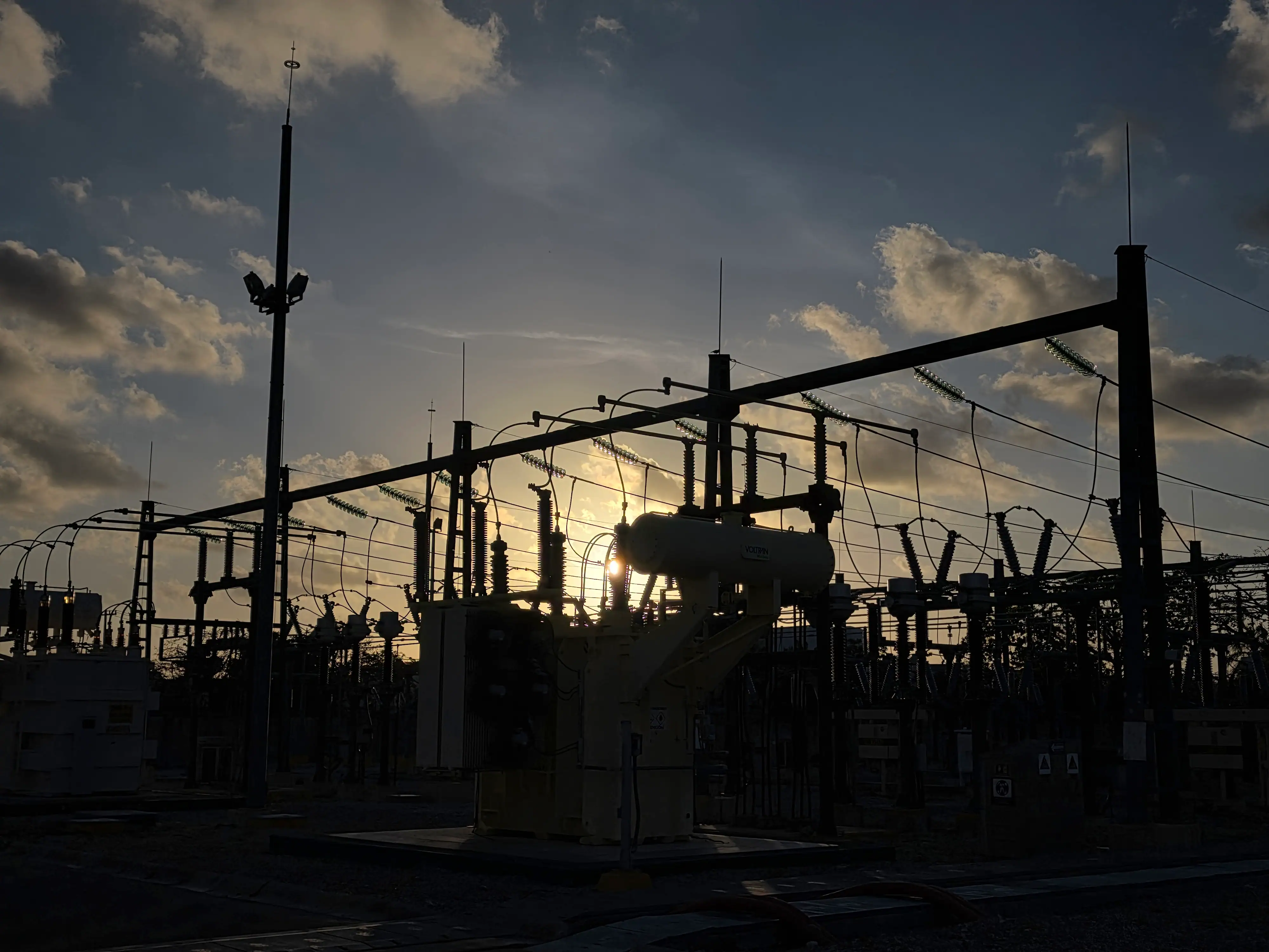 Subestación de potencia energizada al atardecer