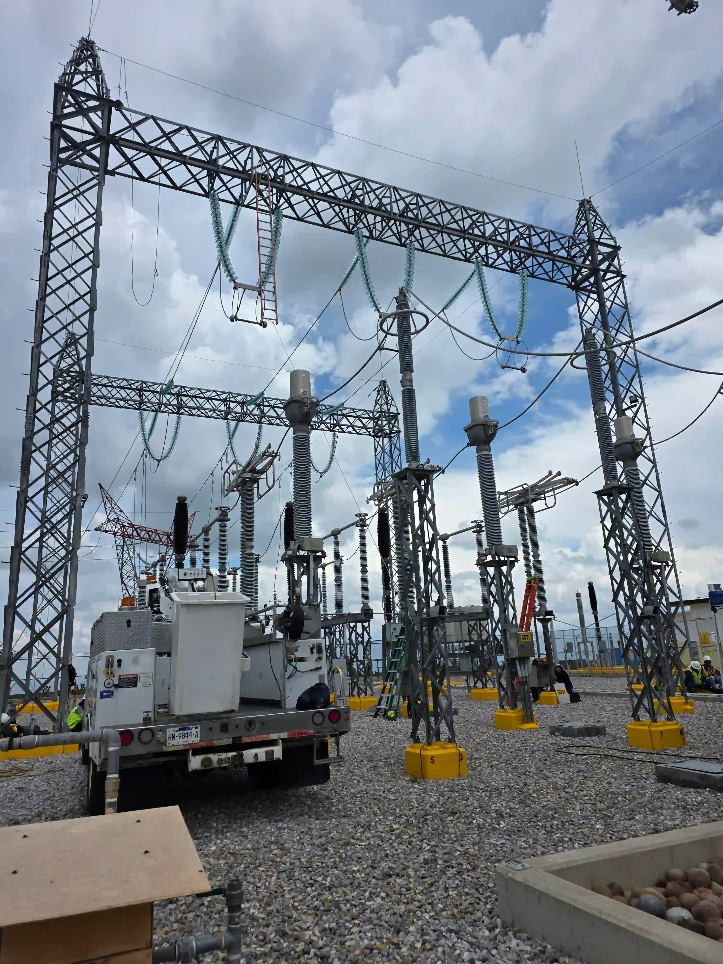 Cuadrilla de Tesla Ingeniería en patio de subestación de potencia