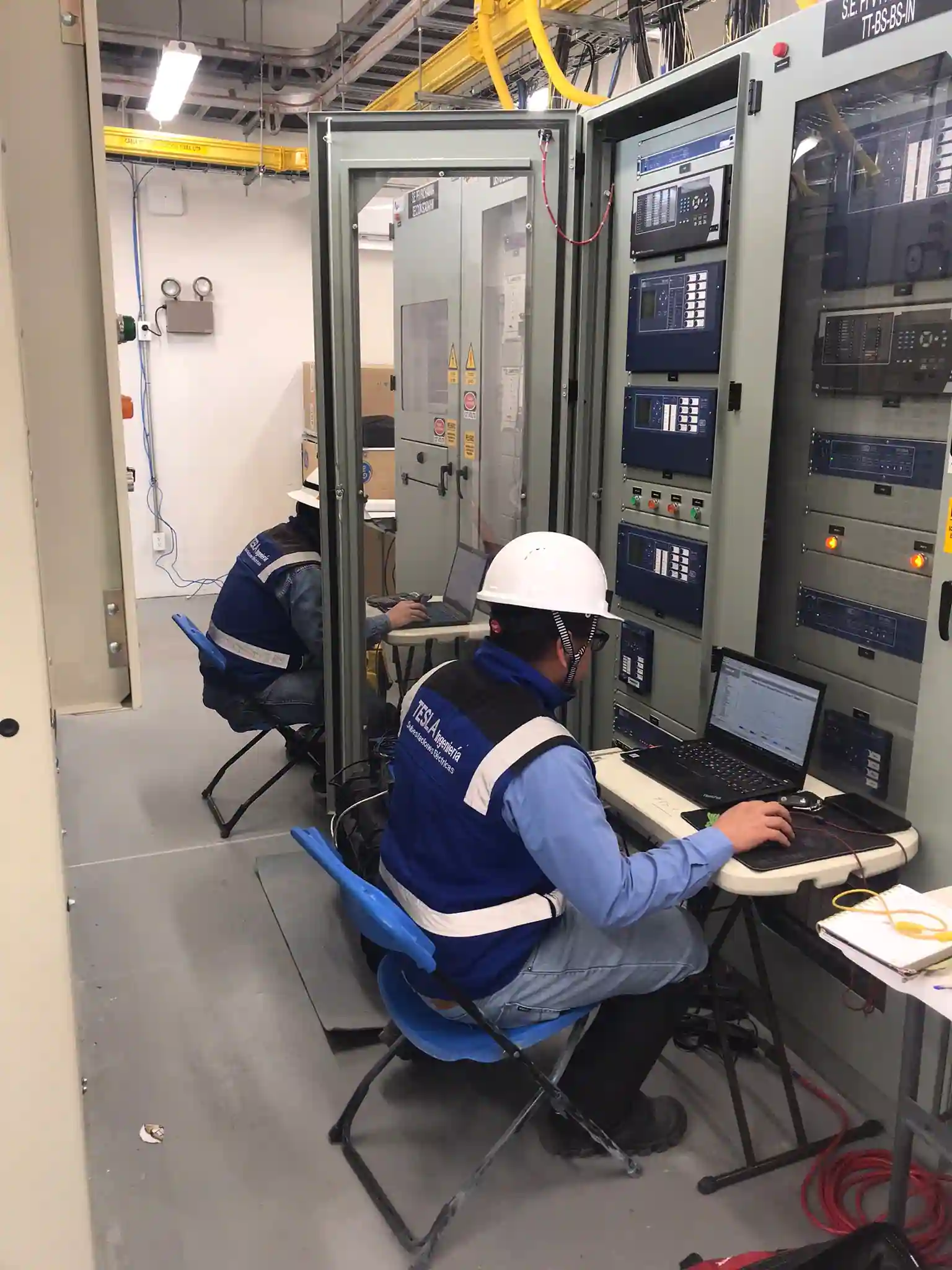Ingeniero realizando pruebas de protección