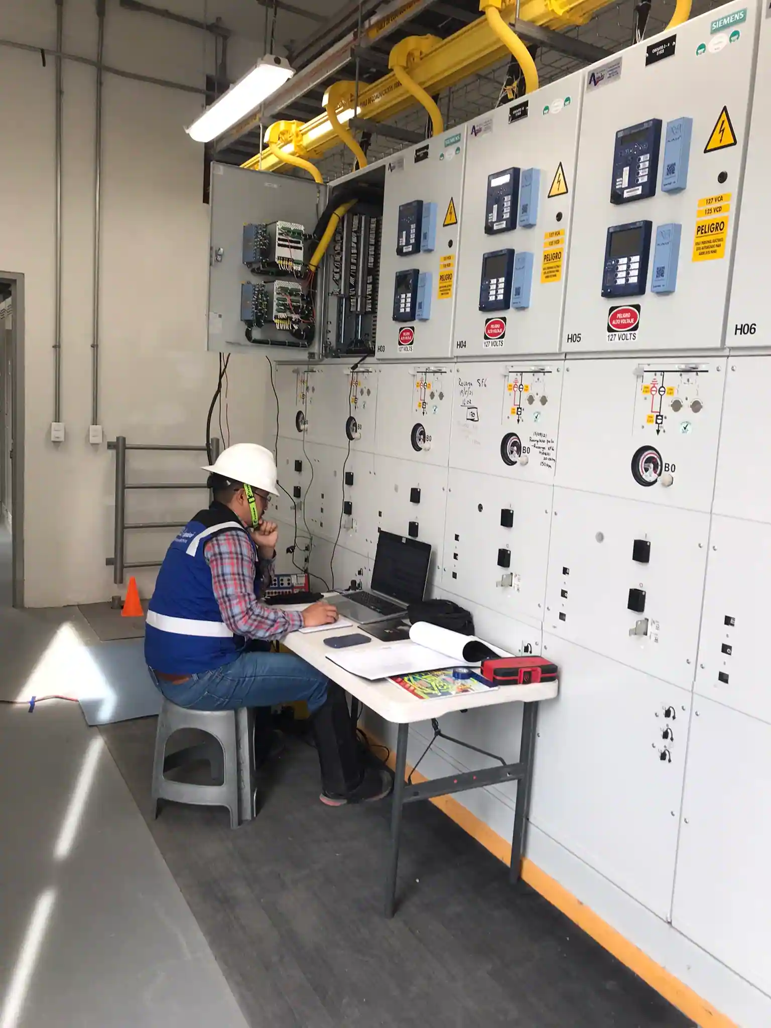 Sala de control con monitores
