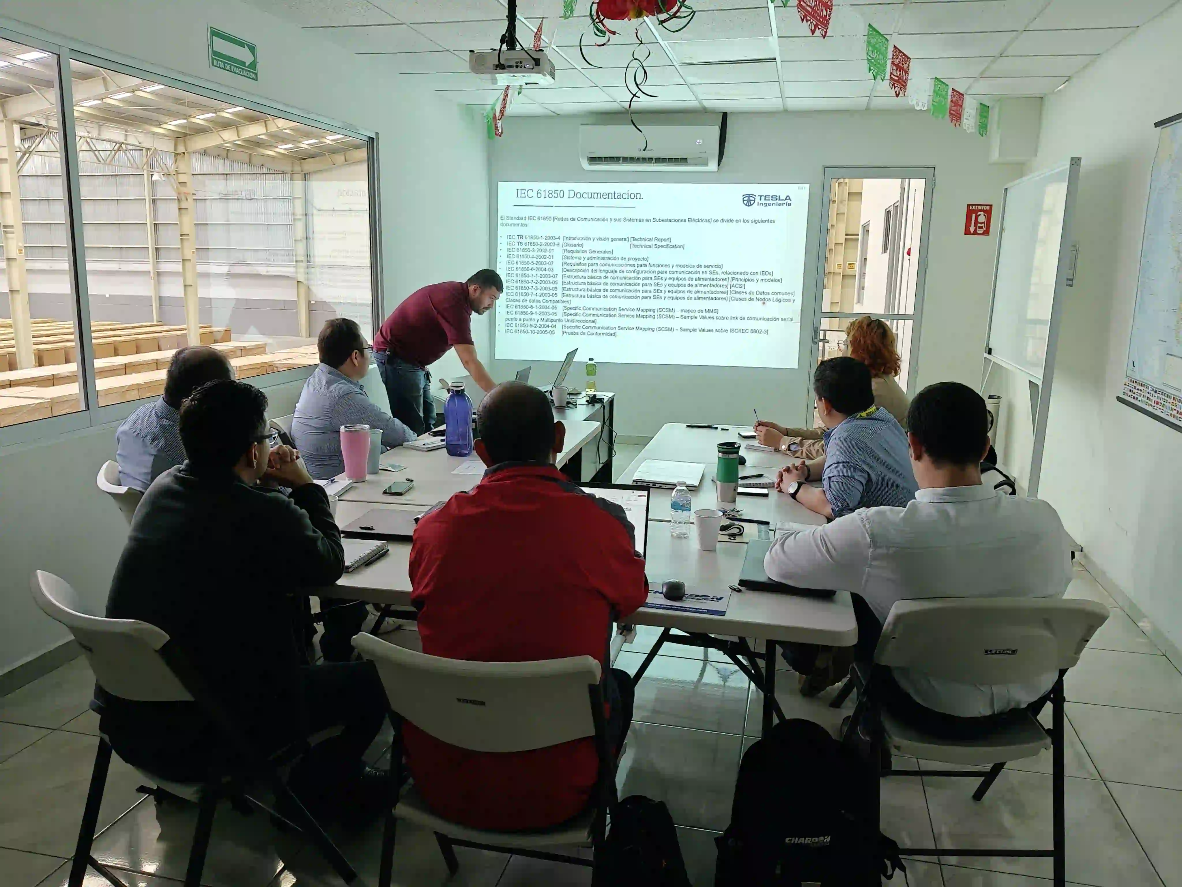 Sala de capacitación con ingenieros