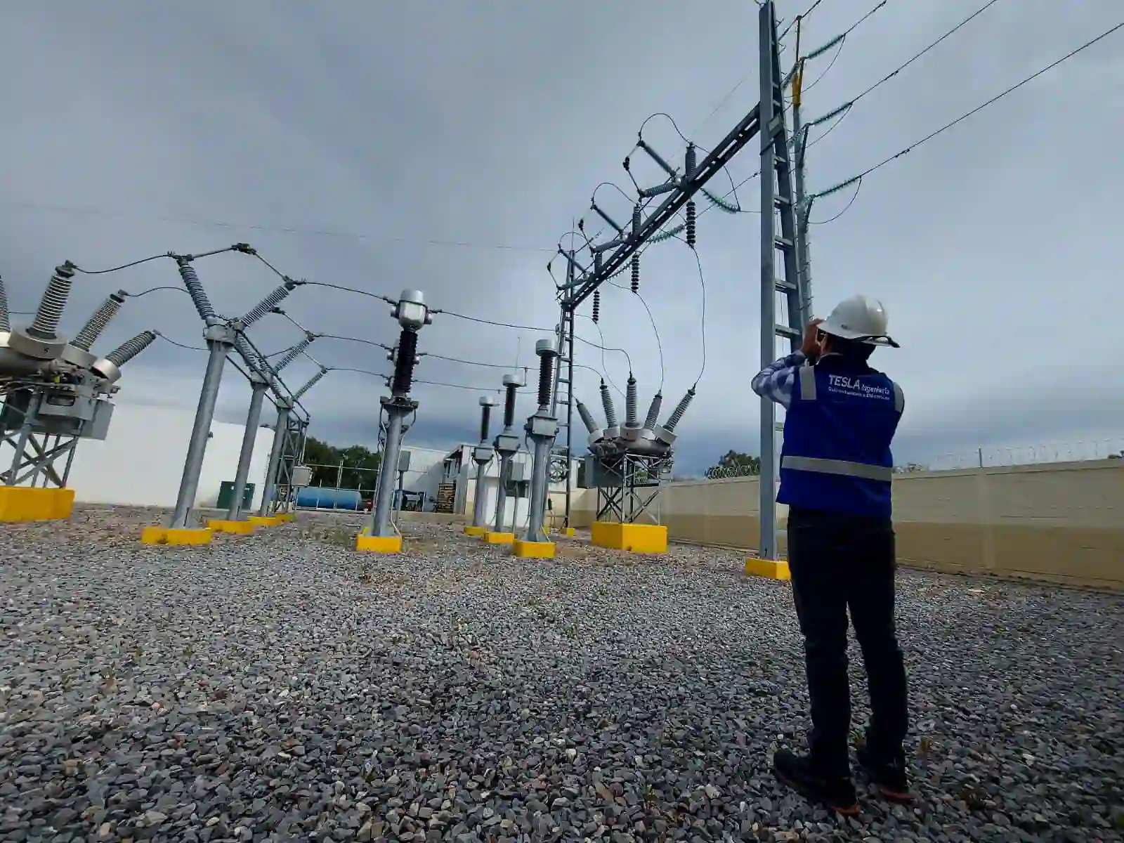 Ingeniero de Tesla Ingeniería inspeccionando equipo de subestación en sitio