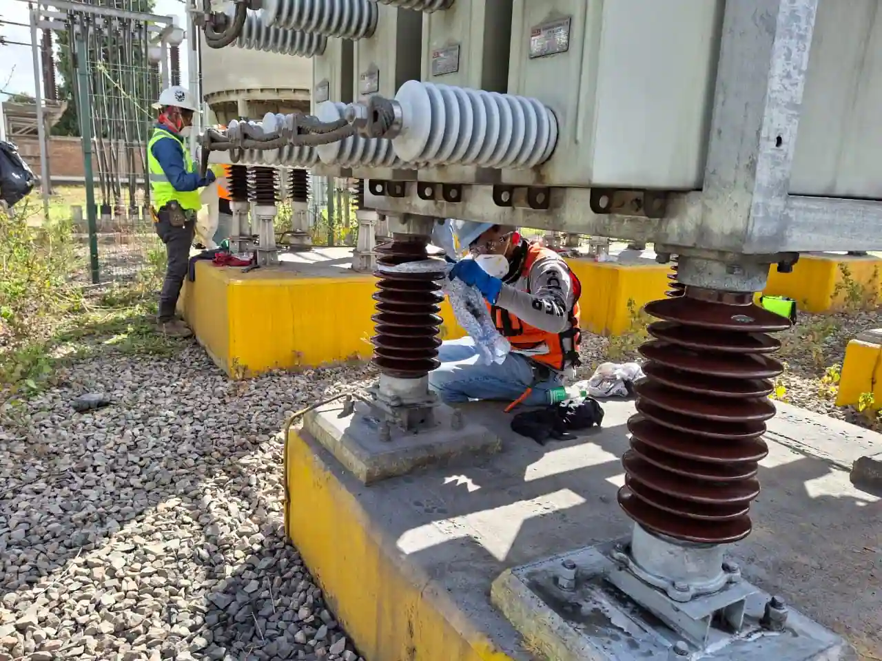 Cuadrilla realizando pruebas